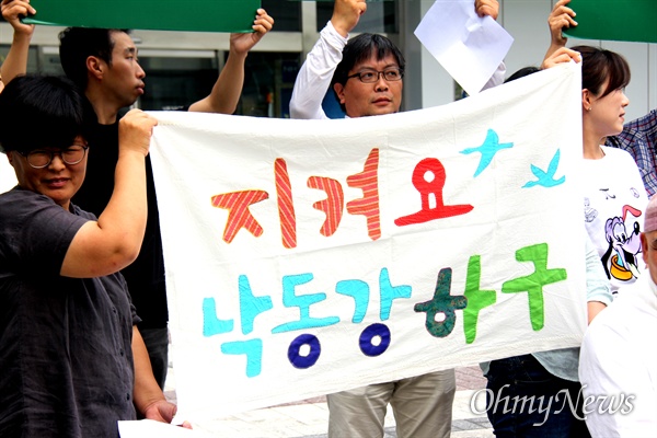 환경움동연합 활동가들이 환경부 산하 낙동강유역환경청 앞에서 "낙동강 하구 키져달라"며 호소하고 있다.