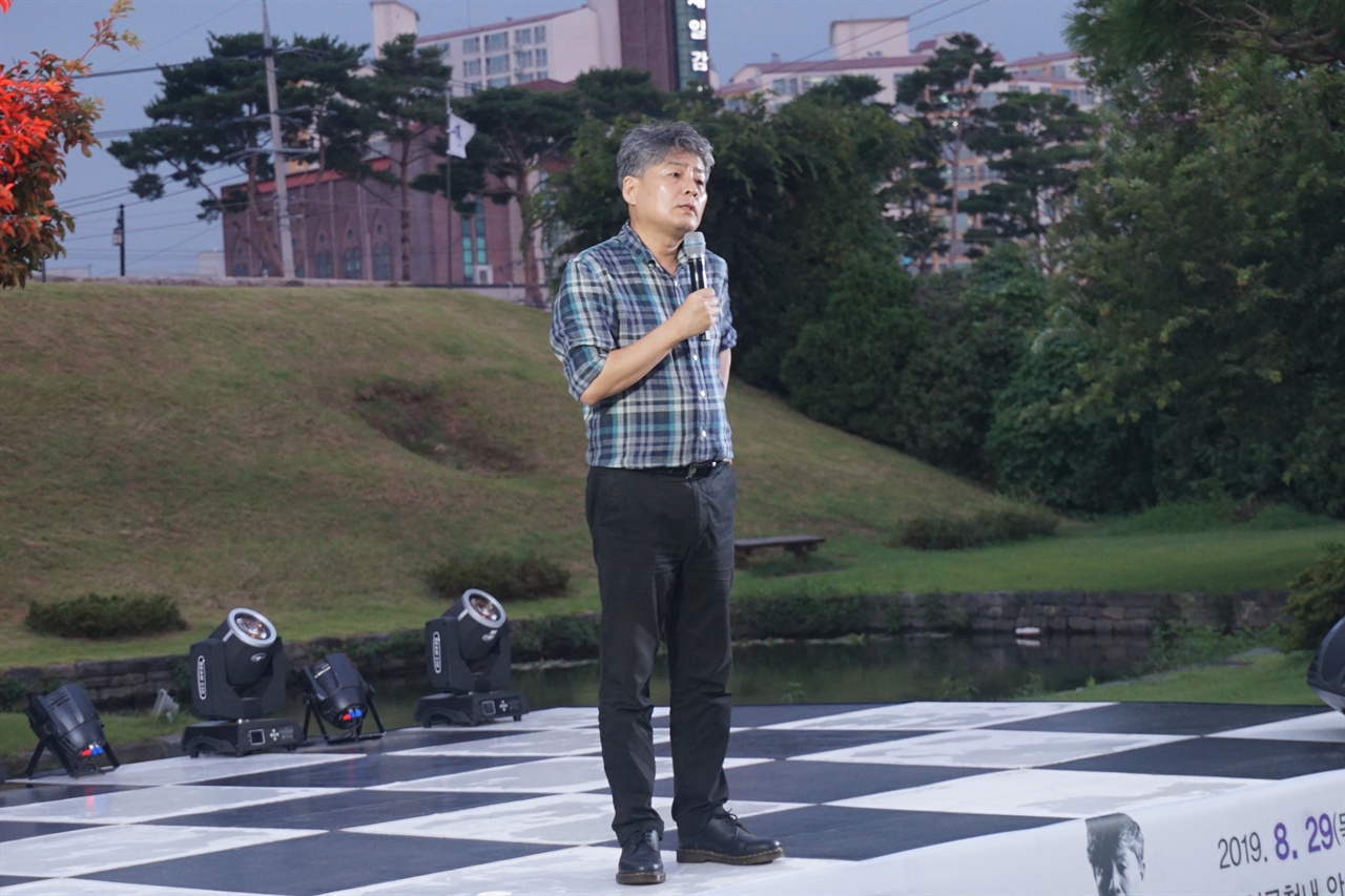 '말과 글로 행복한 삶'이란 주제로 강연중인 강원국 작가