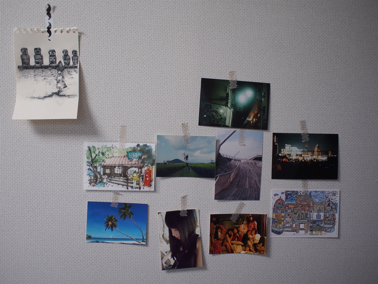 내 방의 벽에는 좋았던 여행지와 좋았던 시절, 그리고 사촌동생의 그림이 붙어있다