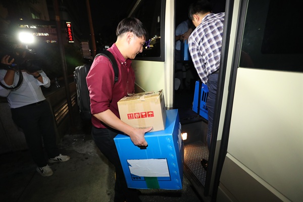 27일 저녁 서울 강남구의 한 빌딩에서 검찰 관계자들이 조국 법무부 장관 후보자 가족이 투자한 사모펀드 운용사 코링크프라이빗에쿼티 사무실을 압수수색을 마친 뒤 압수품들을 차량으로 옮기고 있다. 2019.8.27