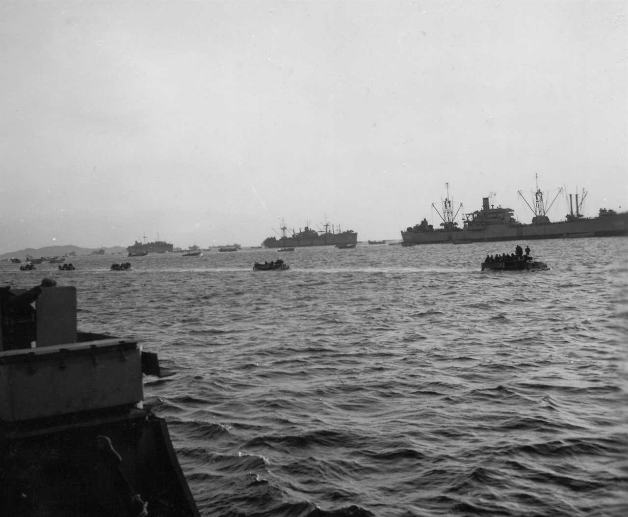 원산 상륙작전에 동원된 함정들(1950. 10. 15.).