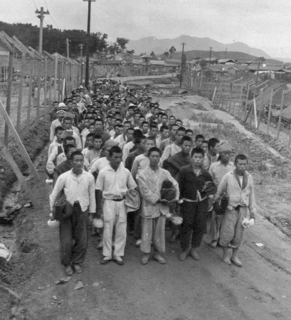 부산포로수용소에서 포로들이 식사를 하러 가고 있다(1950. 10. 19.).