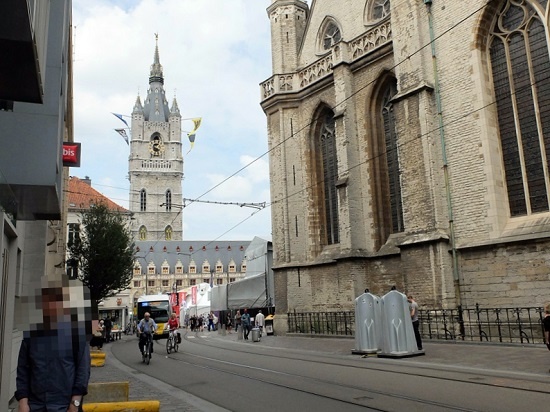 뒤쪽으로 헨트의 상징 종탑이 보이고 화장실은 Sint-Baafskathedraal 성당 바로 옆에 설치되어 있다. 이 사진은 2017년 헨트 축제기간 중에 찍은 거고 매년 똑같은 모양의 간이 화장실이 설치된다. 