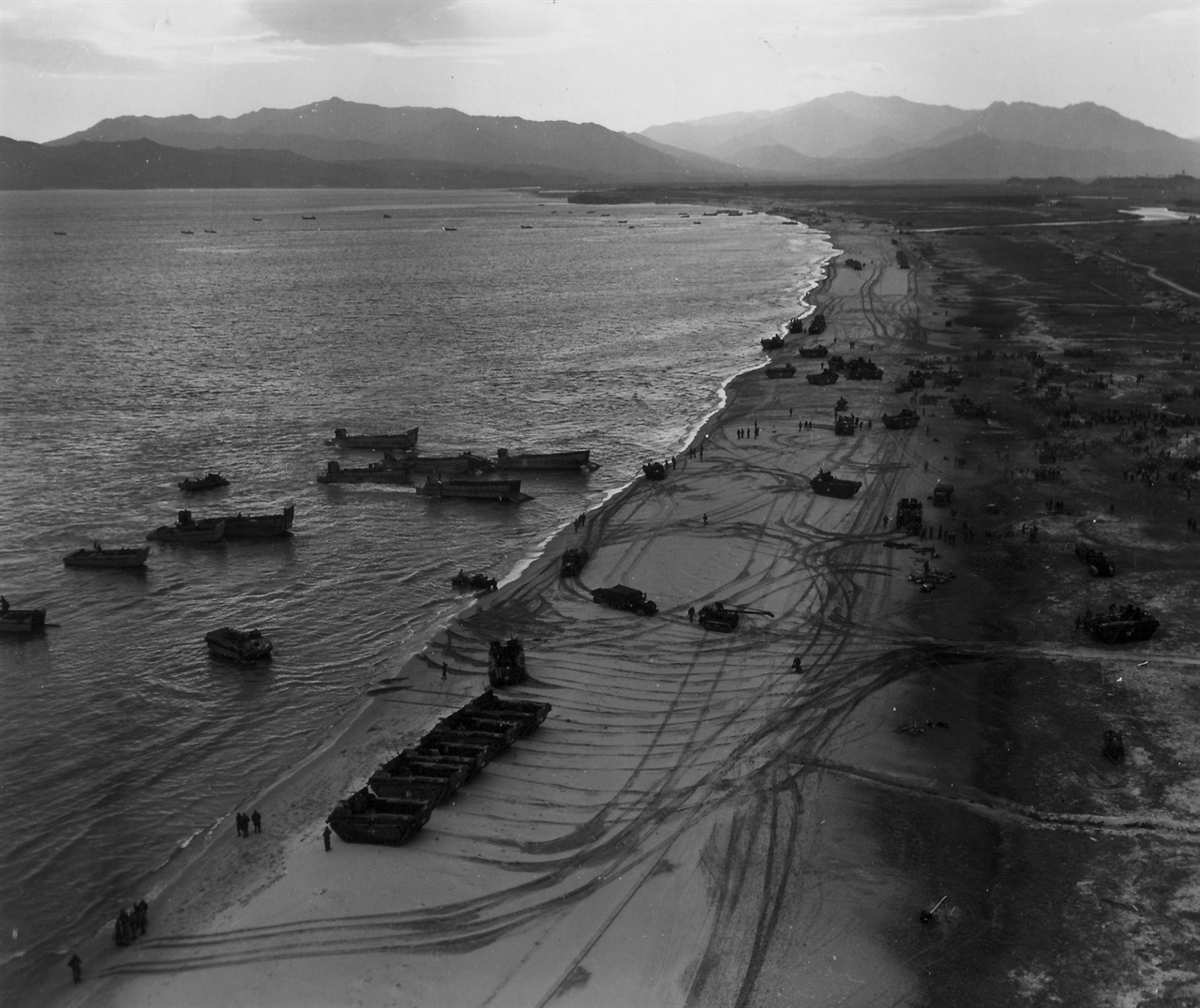 1950. 10. 25. 미 해병대는 인민군의 별 저항 없이 원산 해안으로 상륙했다. 
