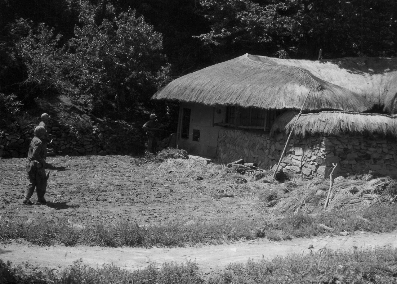 1950. 10. 강원도 화천, 유엔군 병사가 초가집을 수색하고 있다.