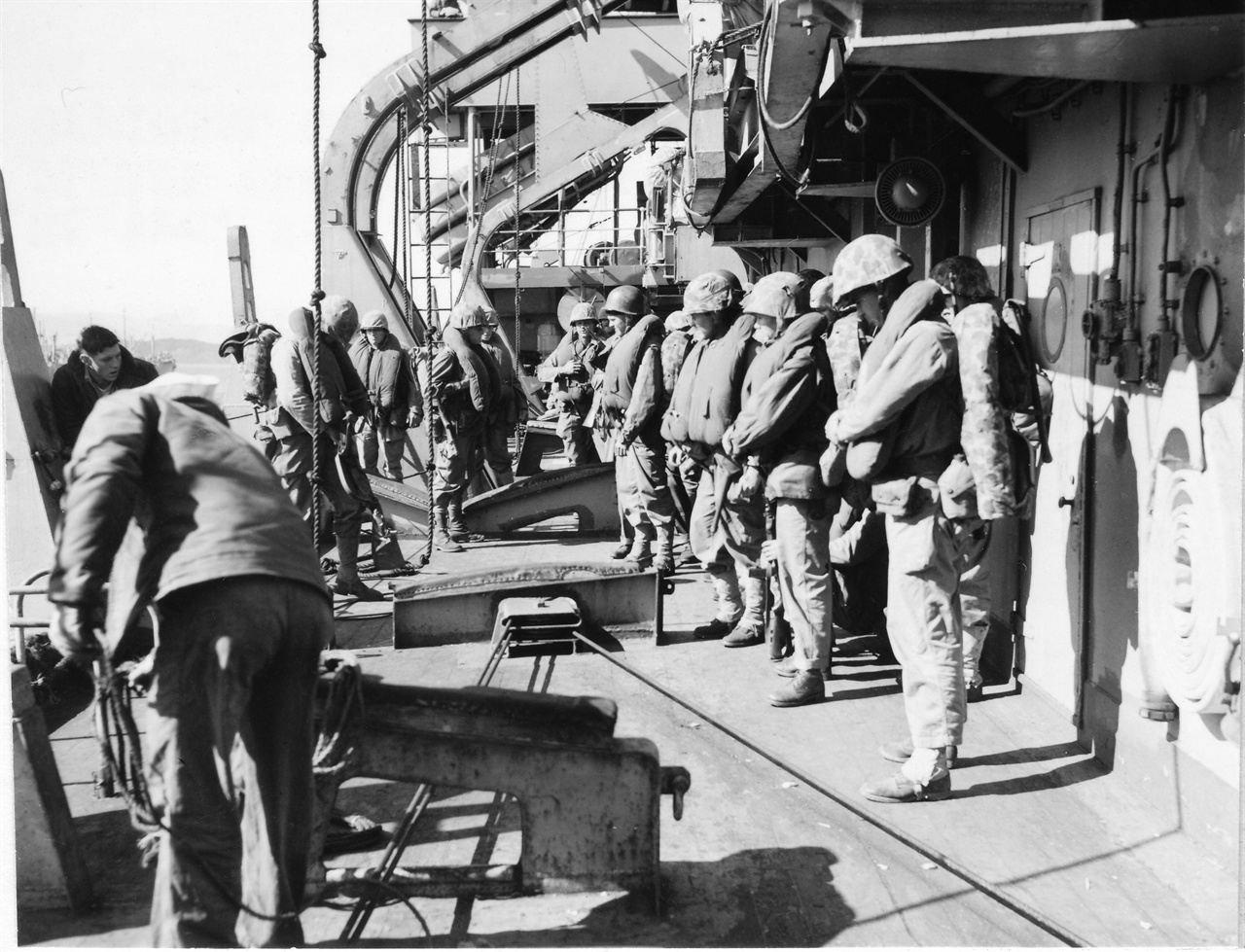 1950. 10. 유엔군 병사들이 원산에 상륙코자 전투준비를 하고 있다. 