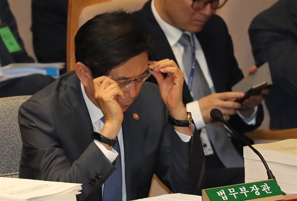 박상기 법무부 장관이 5일 오전 열린 국회 예결위 전체회의에서 안경을 고쳐 쓰고 있다. 2019.9.5