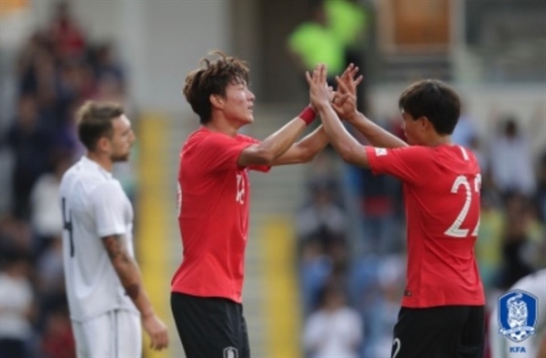  이번 조지아와의 경기에서 멀티골을 기록한 황의조 (사진 왼쪽)