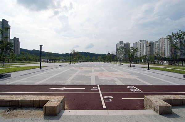 왕산루 쪽에서 바라본 왕산광장. 서울시청 앞 잔디광장(1950평)보다 큰 2420평의 이 광장은 졸지에 '산동광장'이 되었다.