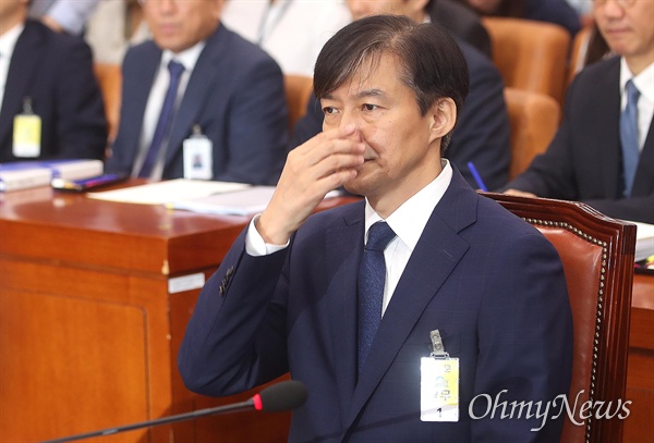 인사청문회 출석한 조국 후보자 조국 법무부 장관 후보자가 6일 국회 법제사법위원회에서 열린 인사청문회에 출석해 시작을 기다리고 있다.