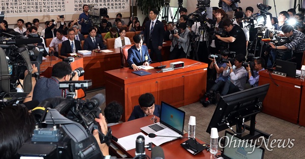 6일 오전 서울 여의도 국회에서 열린 조국 법무부장관 후보자 인사청문회에 조 후보자가 참석해 앉아 있다.