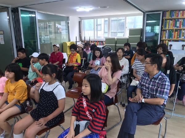 지동 마을자치공동체 사람들은 '노을빛 사람들 축제'를 준비하기 위해 성남시 논골마을을 찾았다.