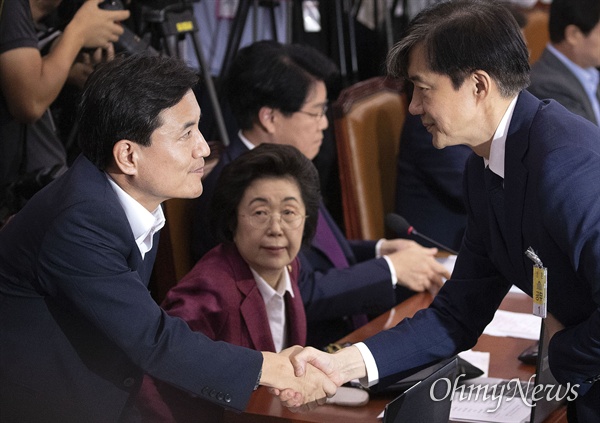 지난 6일 조국 법무부장관 후보자 인사청문회가 열릴 당시 조국 후보자가 김진태 한국당 의원과 악수하고 있는 모습. 