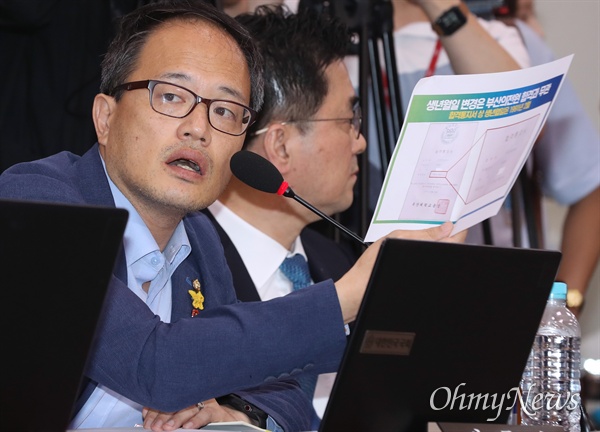 더불어민주당 박주민 의원이 6일 국회 법제사법위원회에서 열린 조국 법무부 장관 후보자 인사청문회에서 질의하고 있다.
