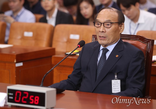 6일 오후 서울 여의도 국회에서 열린 조국 법무부 장관 후보자 인사청문회에 증인으로 출석한 김형갑 웅동학원 이사가 웅동학원 논란에 대한 의원들의 질의에 답변하고 있다.