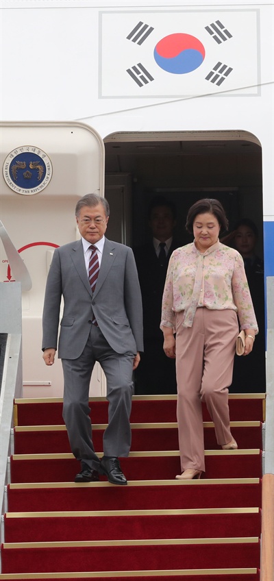 동남아 3개국 순방 후 귀국한 문재인 대통령과 김정숙 여사가 6일 오후 서울공항에 도착한 공군 1호기에서 내리고 있다.