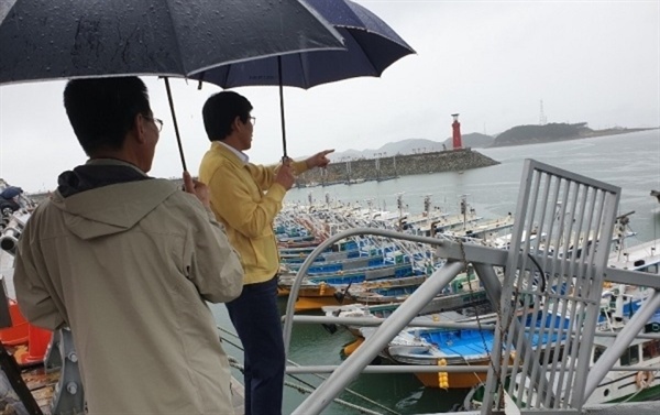 김현경 부시장이 삼길포를 찾아, 선박 대비상황을 점검하고 있다. 