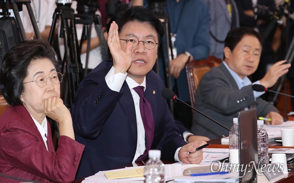 자유한국당 장제원 의원이 6일 국회 법제사법위원회에서 열린 조국 법무부 장관 후보자 인사청문회에서 의사진행발언을 하고 있다.