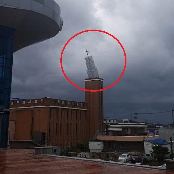 7일 오전 태풍의 영향으로 광천읍의 한 교회의 종탑이 기울어졌다. 