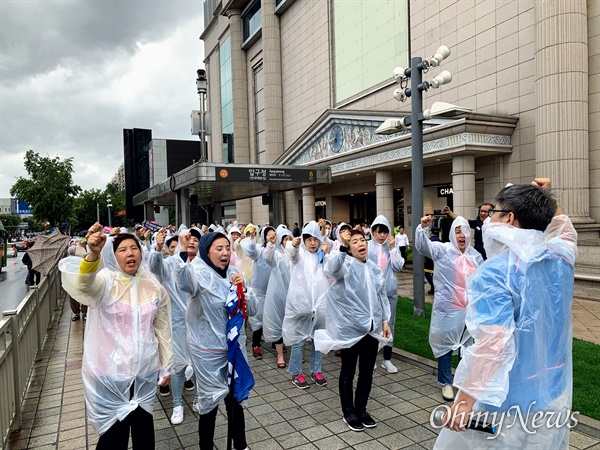 현대그린푸드 식당 노동자들이 태풍경보가 발표된 7일 낮 서울 압구정동 현대백화점 압구정본점 앞에서 최저임금 보장을 요구하는 집회를 열고 있다.