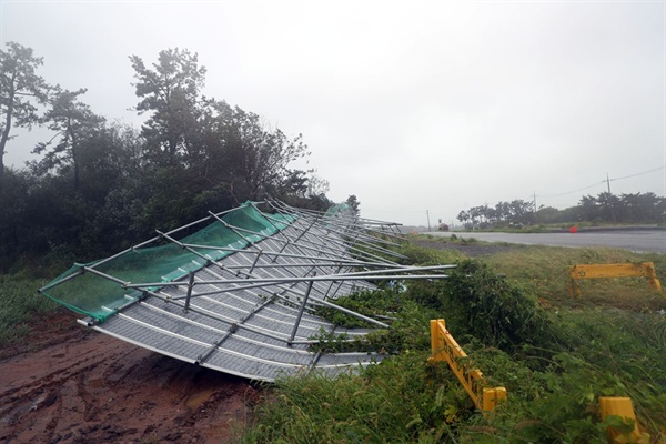 태풍 '링링'이 서해안으로 접근하면서 서산시 인지면 모월리 공사현장의 벽이 바람에 넘어졌다.