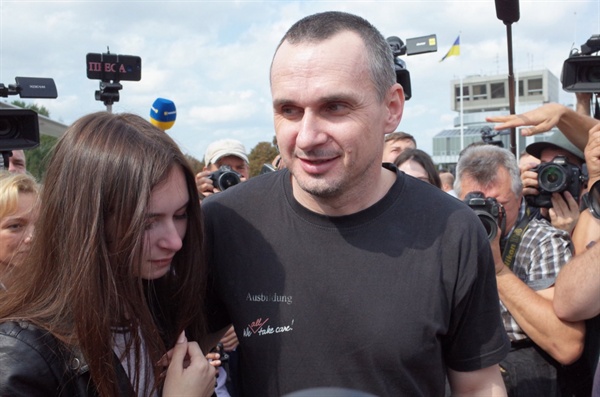  올렉 센초프 감독이 우크라이나 키에브시 외곽에 위치한 보리스필국제공항에 도착해 딸을 포옹하고 있다. 
