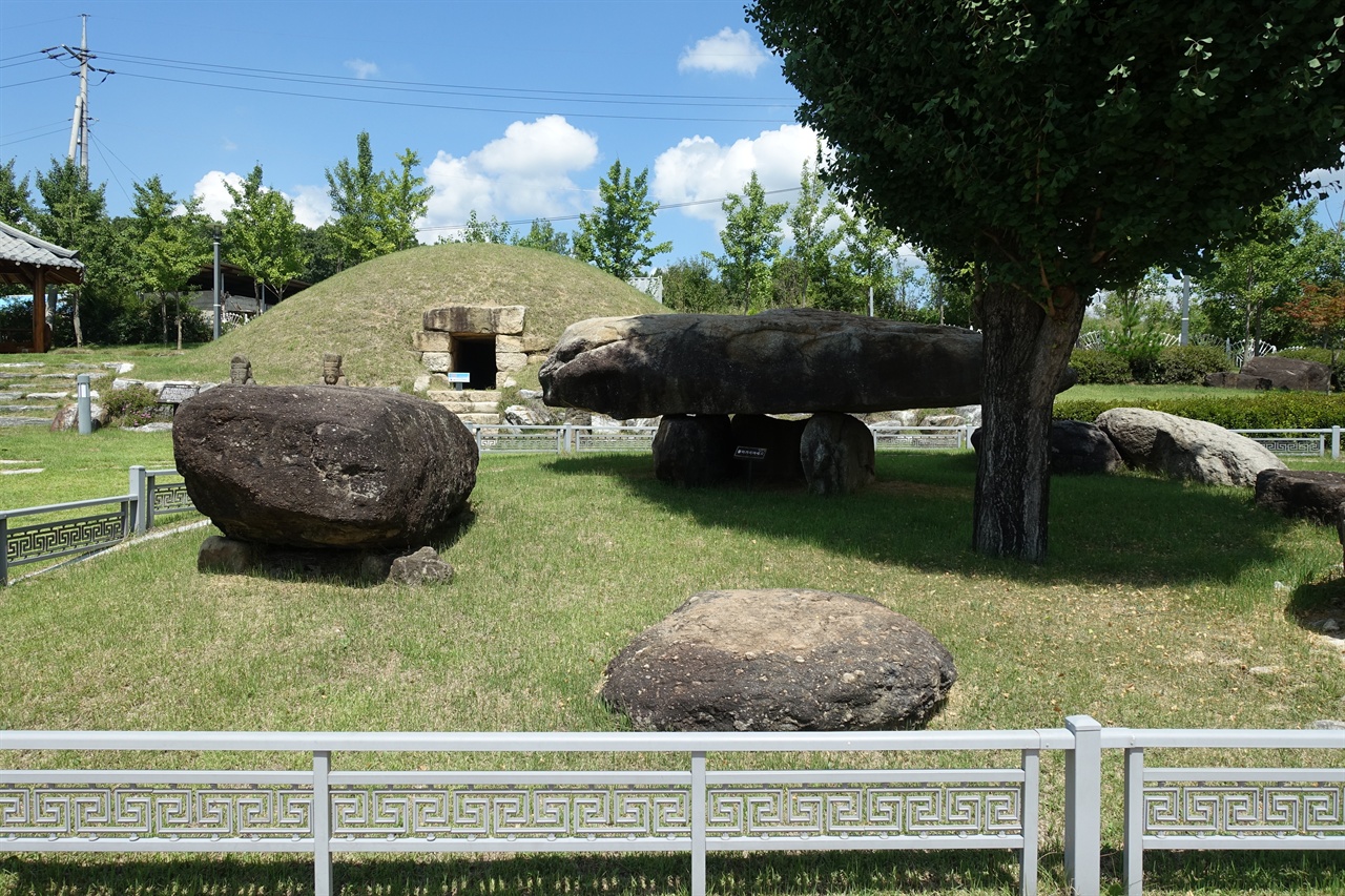 고인돌 모형이 전시된 조문국박물관 정원.