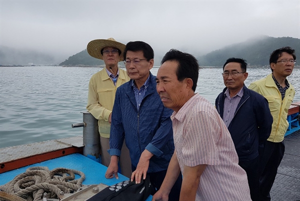 8일 서삼석 국회의원과 박우량 신안군수가 주민과 함께 전남 신안군 흑산도 가두리  피해 현장을 둘러보고 있다.