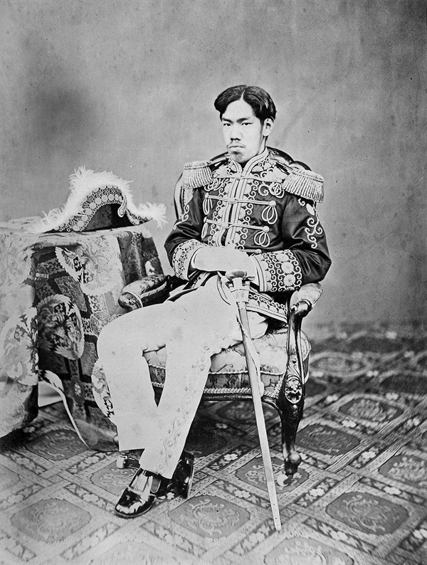 일본의 122대 천황. 1852년 태어난 그는 1867년 1월 30일 천황 자리에 올랐고 1912년 7월 30일 사망했다. 메이지 유신을 통해 일본 근대화와 부국강병에 기여한 군주로 평가받아 일본에서는 ‘대제’(大帝) 또는 ‘성제’(聖帝)로 칭하기도 한다. 