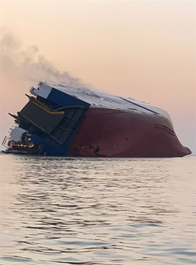미국 조지아주 해상에서 전도된 차량운반 '골든레이호'. 외교부는 8일 미국 해상에서 현대글로비스 소속 자동차운반선인 '골든레이호'가 전도된 사고와 관련해 한국민 4명에 대한 구조작업을 벌이고 있다고 밝혔다. 