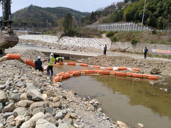  양산천 '세월교'가 있던 곳에서 새 다리를 건설하는 공사가 한때 진행되었다.