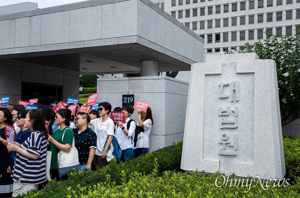  안희정성폭력사건공동대책위원회 등 여성단체 회원들이 9일 오전 서울 서초구 대법원 앞에서 안희정 전 충남도지사 성폭행 선고 환영 기자회견을 하고 있다. 안 전 도지사는 대법원에서 징역 3년 6개월을 선고한 원심을 확정 받았다.