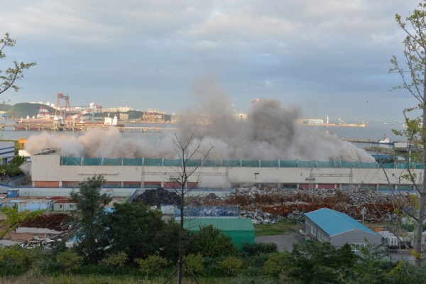  9월 8일 오후 6시 울산 남구 남화동 울산화력발전소 보일러건물이 발파 후 넘거져 비산먼지가 일고 있다