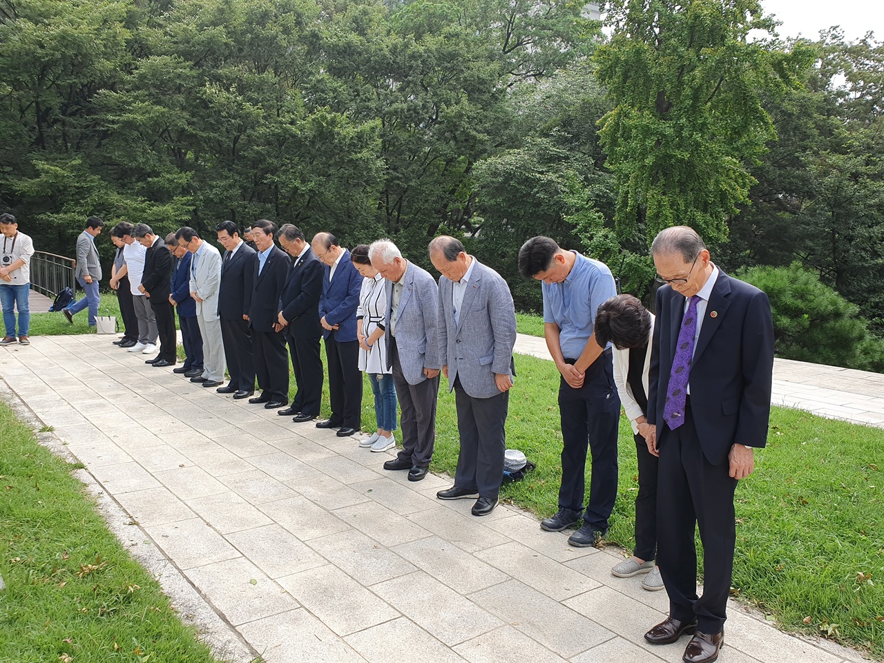 차리석 선생 묘에 참배하는 추모객들