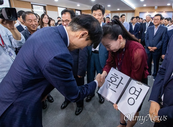 조국 신임 법무부 장관이 9일 오후 경기도 정부과천청사 법무부에서 열린 취임식을 마치고 환영 문구를 든 직원과 인사를 하고 있다.