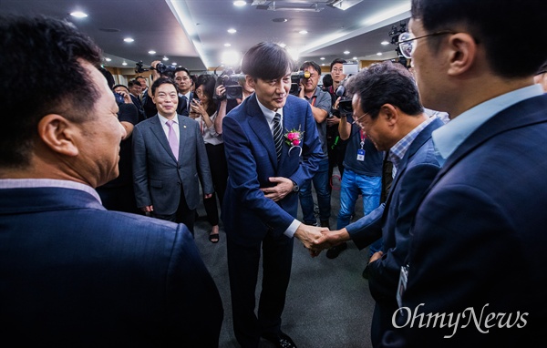  조국 신임 법무부 장관이 9일 오후 경기도 정부과천청사 법무부에서 열린 취임식을 마치고 직원들에게 다가가 인사를 하고 있다.