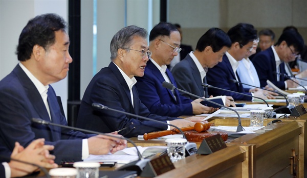 문재인 대통령이 10일 오전 성북구 한국과학기술연구원(KIST)에서 열린 현장 국무회의를 주재하고 있다. 