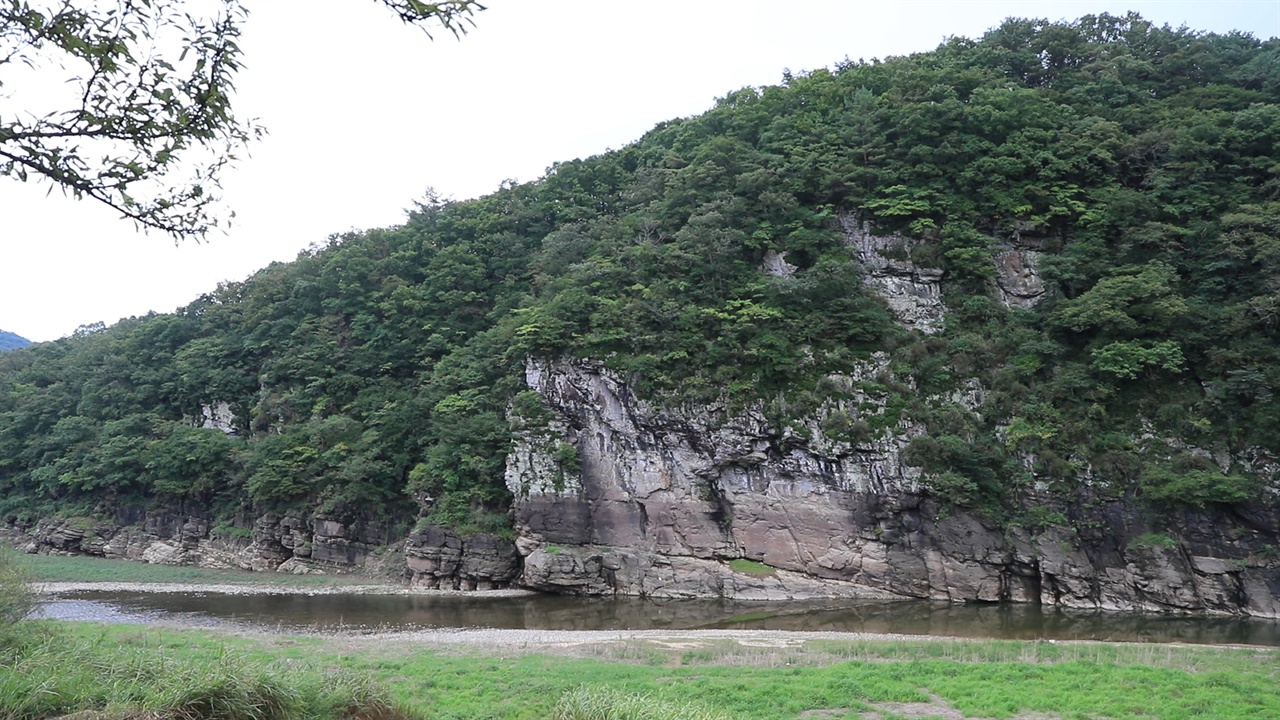 선사시대 생활상을 알려주는 그림으로 세겨진 곳으로 세계에서 유래를 찾아볼 수 없는 선사미술로 평가받고 있다.