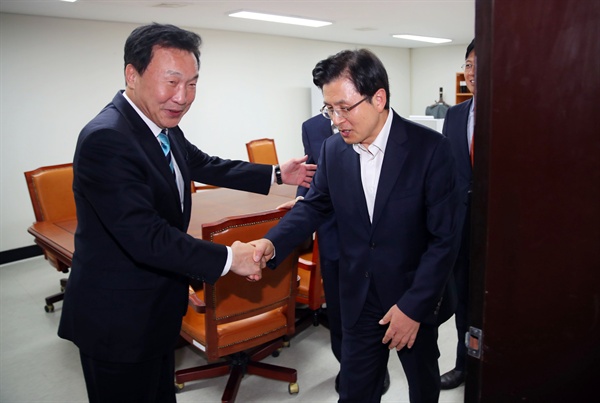 자유한국당 황교안 대표와 바른미래당 손학규 대표가 10일 오전 여의도 국회에서 조국 법무부 장관과 관련해 대화를 나눈 뒤 인사하고 있다. 
    