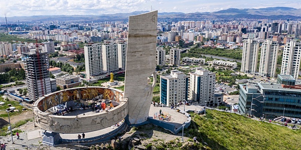 러시아 몽골 연합군이 일본 관동군과 싸워 승리한 할흐강 전투를 기념하기 위해 수도인 울란바토르에 세워진 자이승 전망대 모습. 뒤에 울란바토르 시가지 모습이 보인다. 