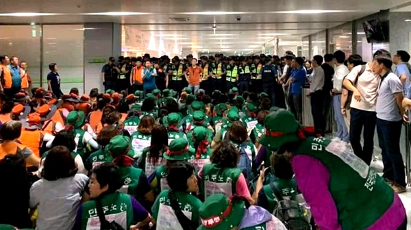 고속도료 요금수납원들은 한국도로공사 건물 안에서 직접 고용을 요구하며 농성을 벌이며 경찰과 대치하고 있다.