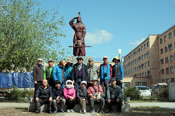 고조선유적답사단 일행이 초이발산 시가지에 서있는 알랑고아 동상 앞에서 기념촬영했다. 몽골족의 어머니로 여겨지는 알랑고아 전설은 고구려의 주몽이나 유화전설과 유사하다