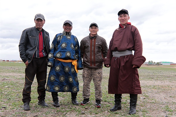 비가 오는데도 일행이 강가에서 밥을 해먹자 이상하게 생각한 현지인들이 우리 일행이 밥하는 곳을  찾아왔다. 저리거와 몽골운전사들이 상황을 설명해주자 웃으며 돌아갔다
