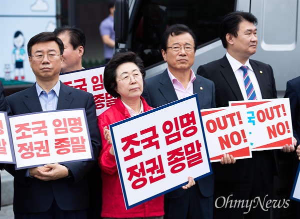 자유한국당 황교안 대표와 나경원 원내대표를 비롯한 의원들이 10일 오전 서울 서대문구 현대유플렉스 앞에서 문재인정권 순회 규탄집회를 열고 있다. 