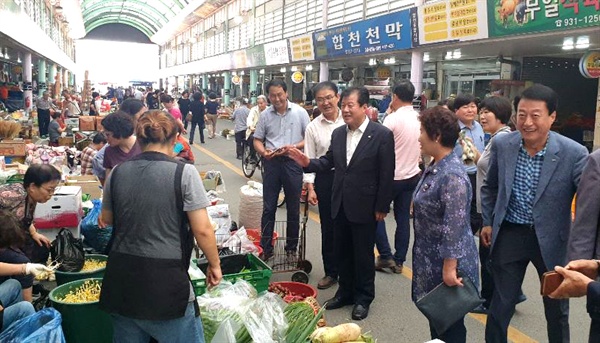 자유한국당 강석진 국회의원이 추석 명절을 앞두고 전통시장을 찾았다.