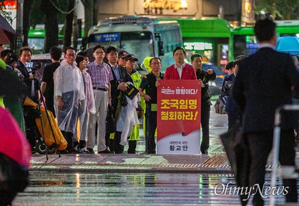 자유한국당 황교안 대표가 10일 오후 서울 광화문광장 앞 세종대로 사거리에서 조국 법무부 장관 임명 철회 1인 시위를 하고 있다.