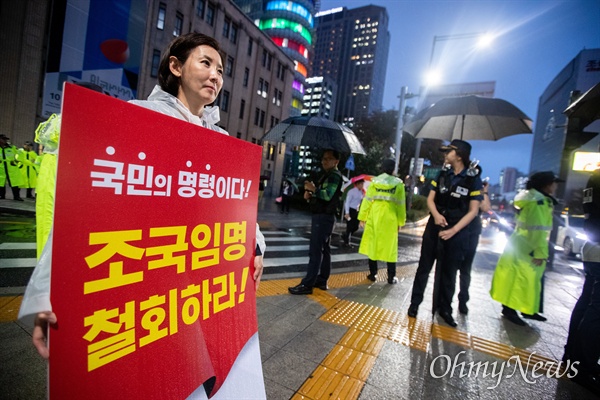  자유한국당 나경원 원내대표가 10일 오후 서울 광화문광장 앞 세종대로 사거리에서 조국 법무부 장관 임명 철회 1인 시위를 하고 있다.