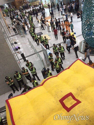 고속도로 요금수납원들이 한국도로공사 2층에서 농성하고 있는 가운데, 경찰이 11일 오전 현관에 에어매트를 설치했다.