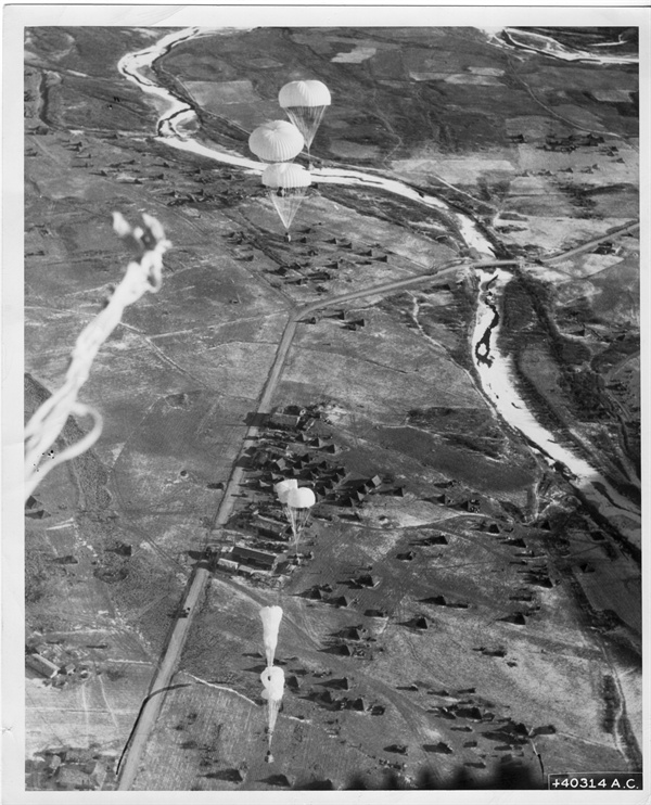 유엔군이 몰아닥친 한파로 전방에 보급품을 낙하산으로 공수하고 있다(1950. 11. 30.).