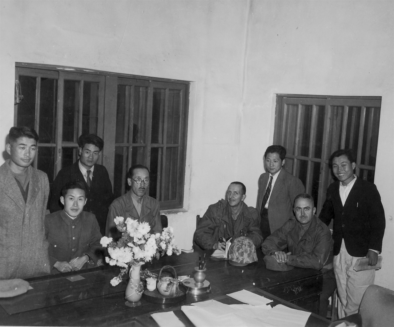 유엔군 점령기간 중 흥남시 간부들(1950. 11.).